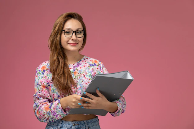 SuperJob: Россияне назвали достойным заработком учителя 95 тысяч рублей в месяц